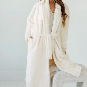 MINKY CONTURE  *BRAND NEW IN BOX* Cream Robe: Size S
